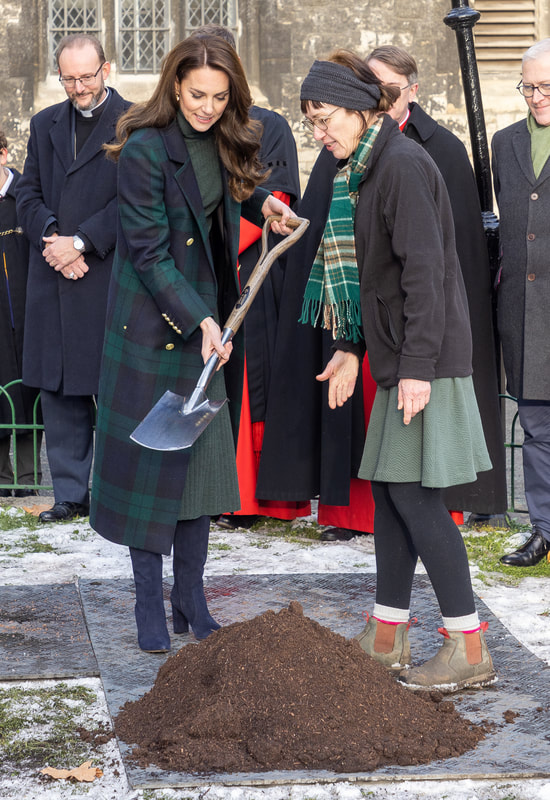 Catherine, Princess of Wales visited Westminster Abbey on 20the December 2022 to dedicate a tree in Dean’s Yard to mark the memory of Her Late Majesty Queen Elizabeth II.