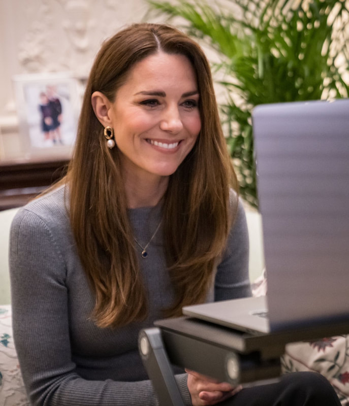 Kate debuted a grey ribbed knit sweater and accessorized with her Simone Rocha Faux-Pearl Curb-Chain Earrings, and a new disc pendant necklace.