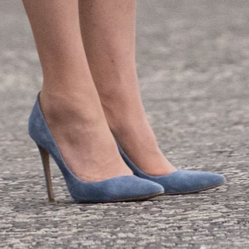 Kate wears Emmy London 'Rebecca' suede pumps in Riviera Blue