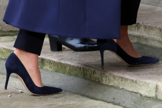 Duchess of Cambridge wears Gianvito Rossi 85 suede pumps in Midnight Blue 
