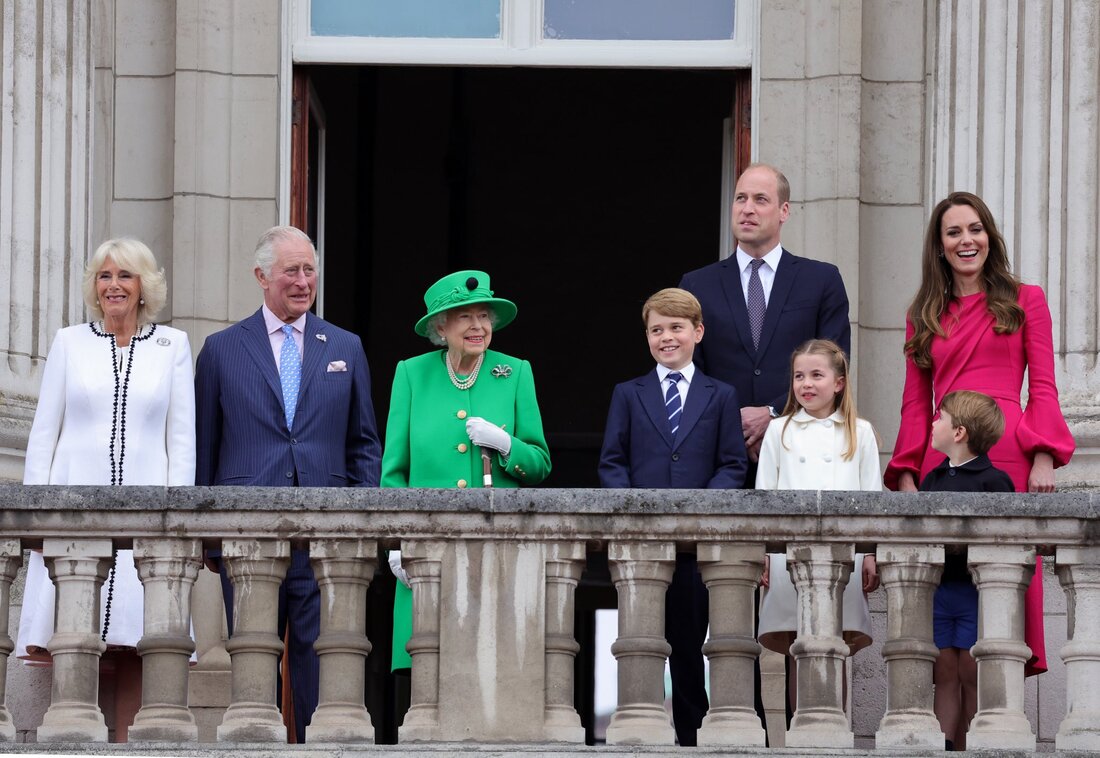 The Royal Family on the Buckingham Palace balcony for the Platinum Pageant on 5 June 2022